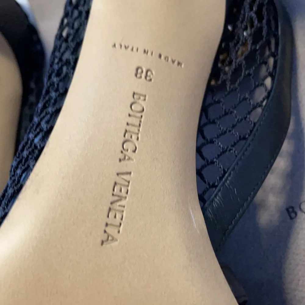 BOTTEGA VENETA Chain-embellished macramé and leather pumps Black - Picture 10 of 16